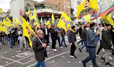 Курдские активисты участвуют в марше в Париже