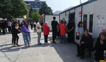 Люди в Хатае голосуют в контейнерах
