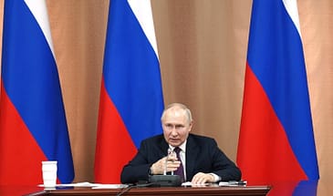 Путин назвал недоумками западных противников России