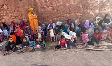 Люди ждут гуманитарной помощи после землетрясения в Марокко