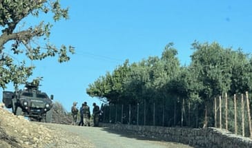 Солдаты штурмуют деревню, находящуюся в осаде уже два с половиной месяца