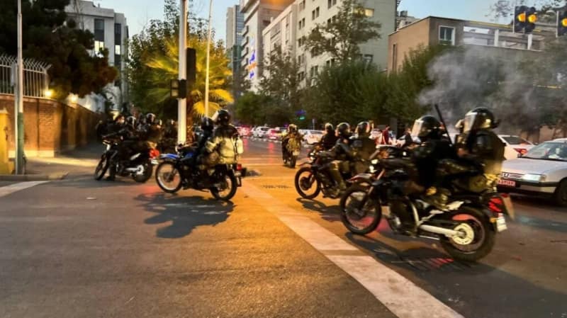 Протесты в Иране в 2022-23 годах: Почему режим выжил?