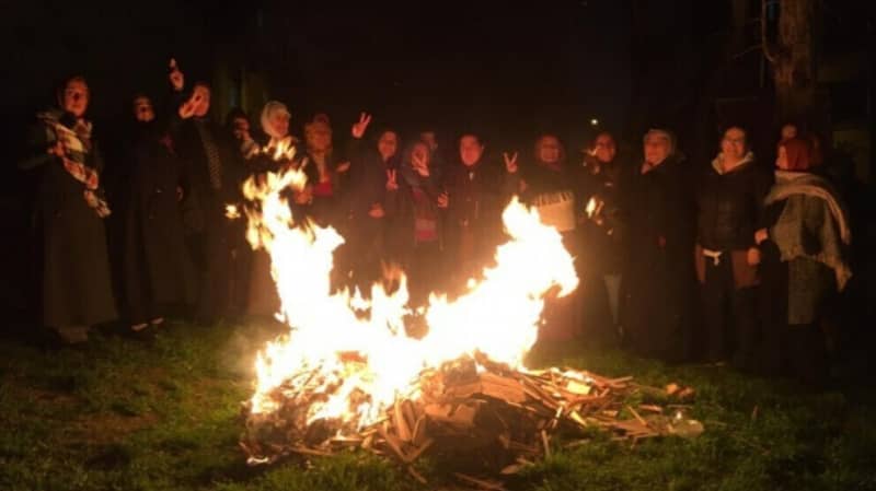 Женщины разожгли первый огонь Науроза в Стамбуле